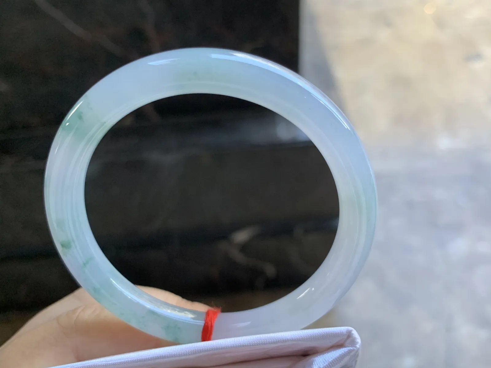 52-7.6mm
冰种飘花圆条手镯 冰透莹润 花色漂亮