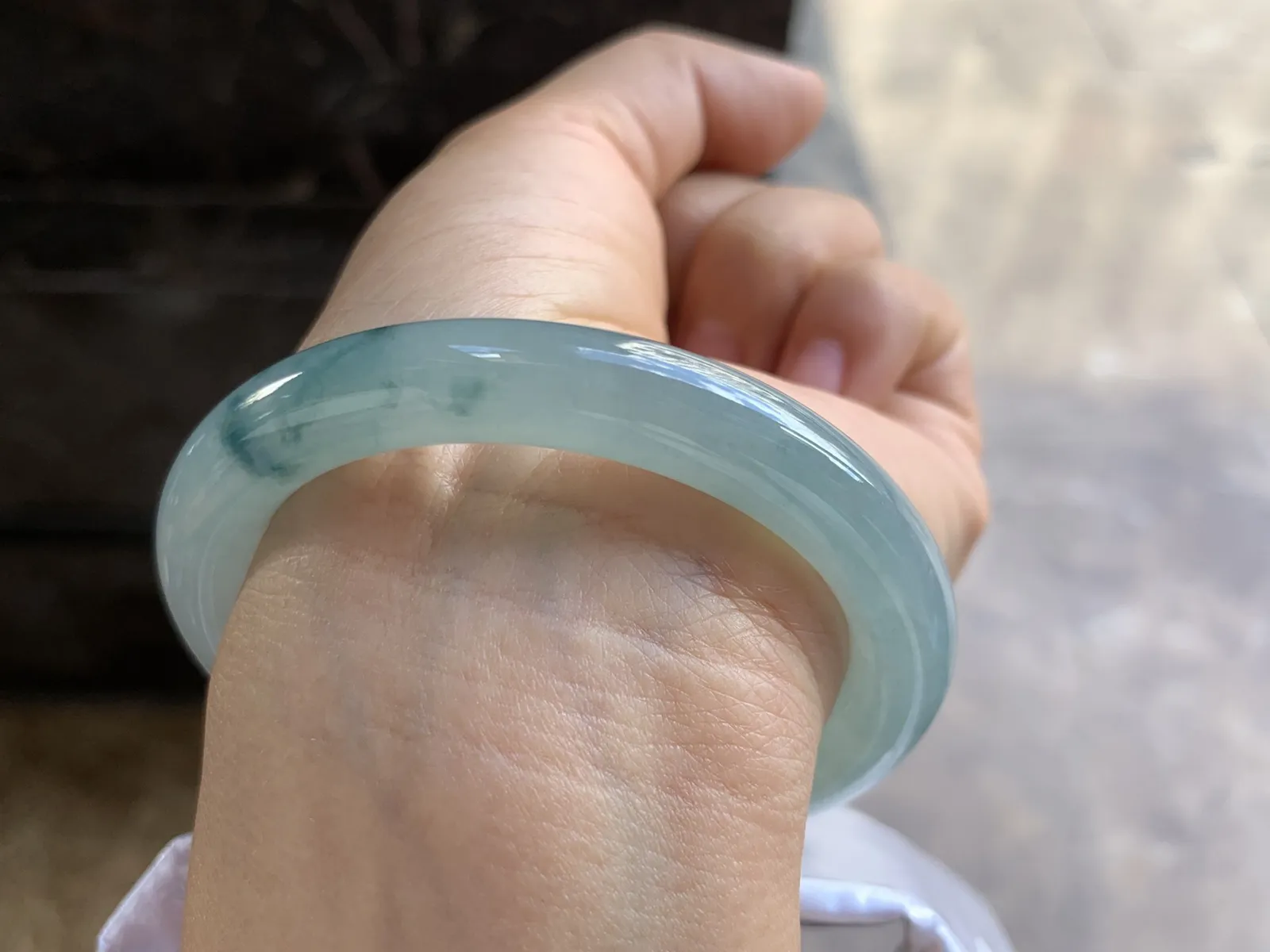 53-9mm
糯冰飘花圆条手镯 种好水润