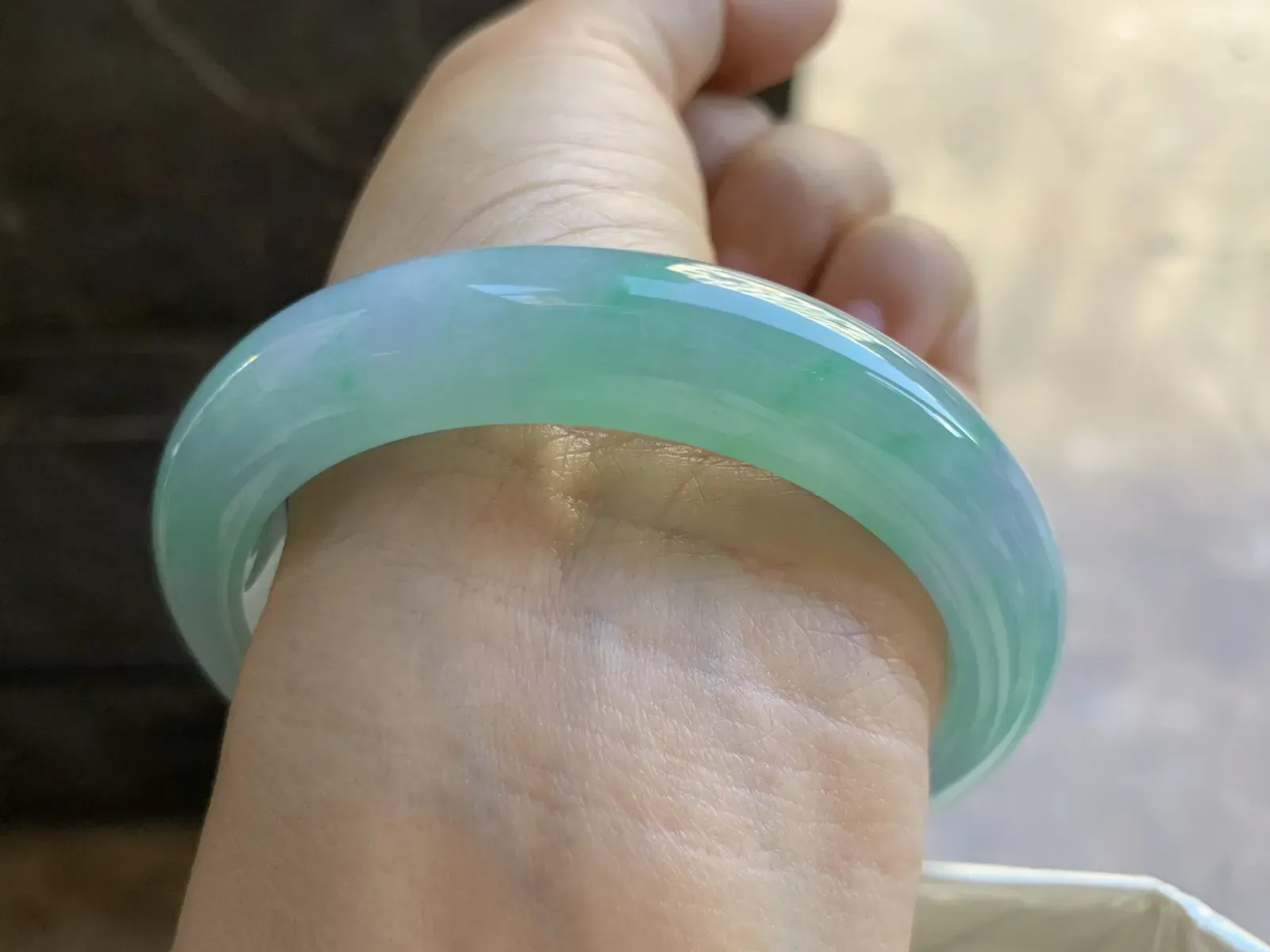 55.5-12-8.7mm
春彩手镯 底子细腻 颜色漂亮  推荐