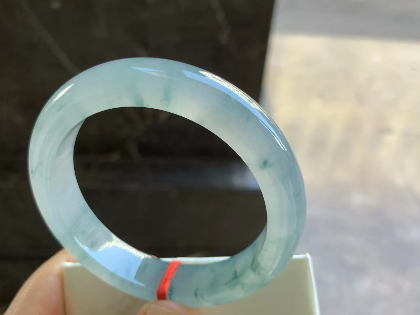 54-12.3-8.6mm
冰种飘花手镯 水润光泽 花色灵动漂亮