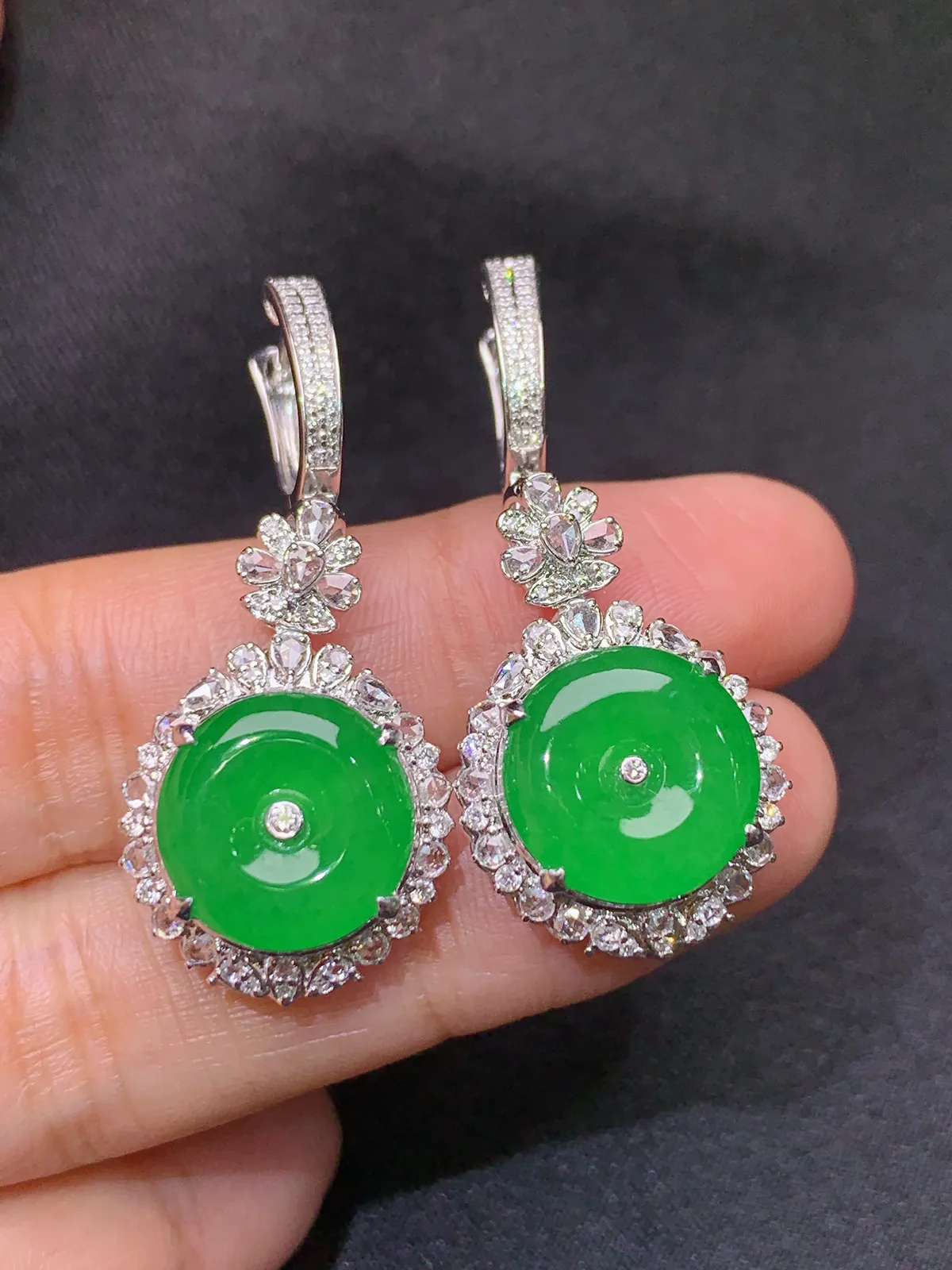 18k金钻镶嵌阳绿绿平安扣耳坠吊坠两用款 玉质细腻 高贵大方 其一尺寸12*2