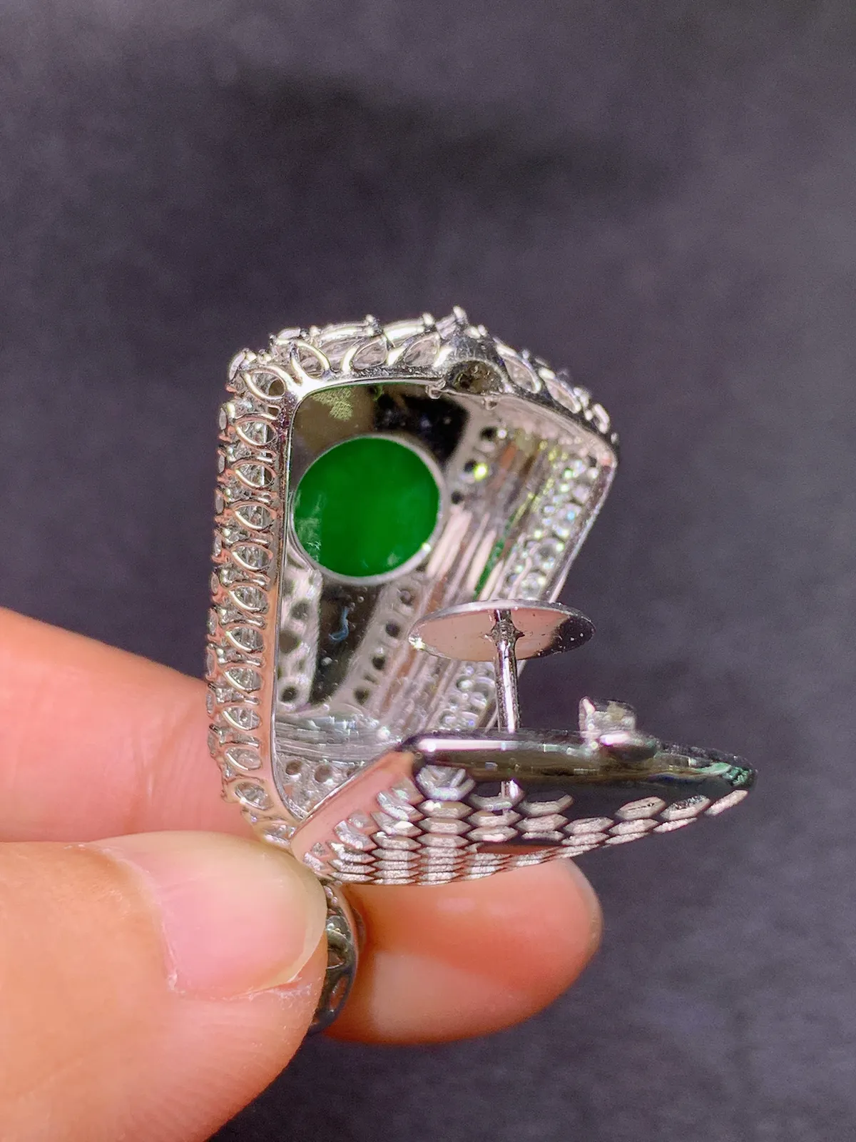 阳绿无事牌吊坠，18k金钻镶嵌，水润色阳，高贵优雅，整体尺寸34.7*19.6*10.2