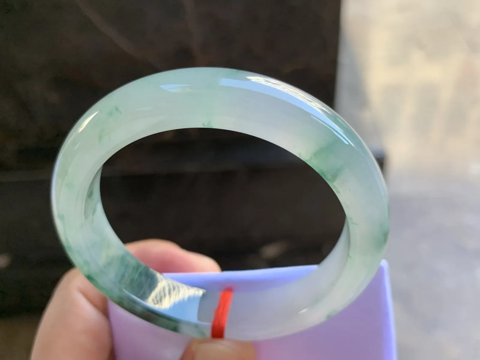 54-12.4-8mm
冰种飘花手镯 水润光泽 花色漂亮