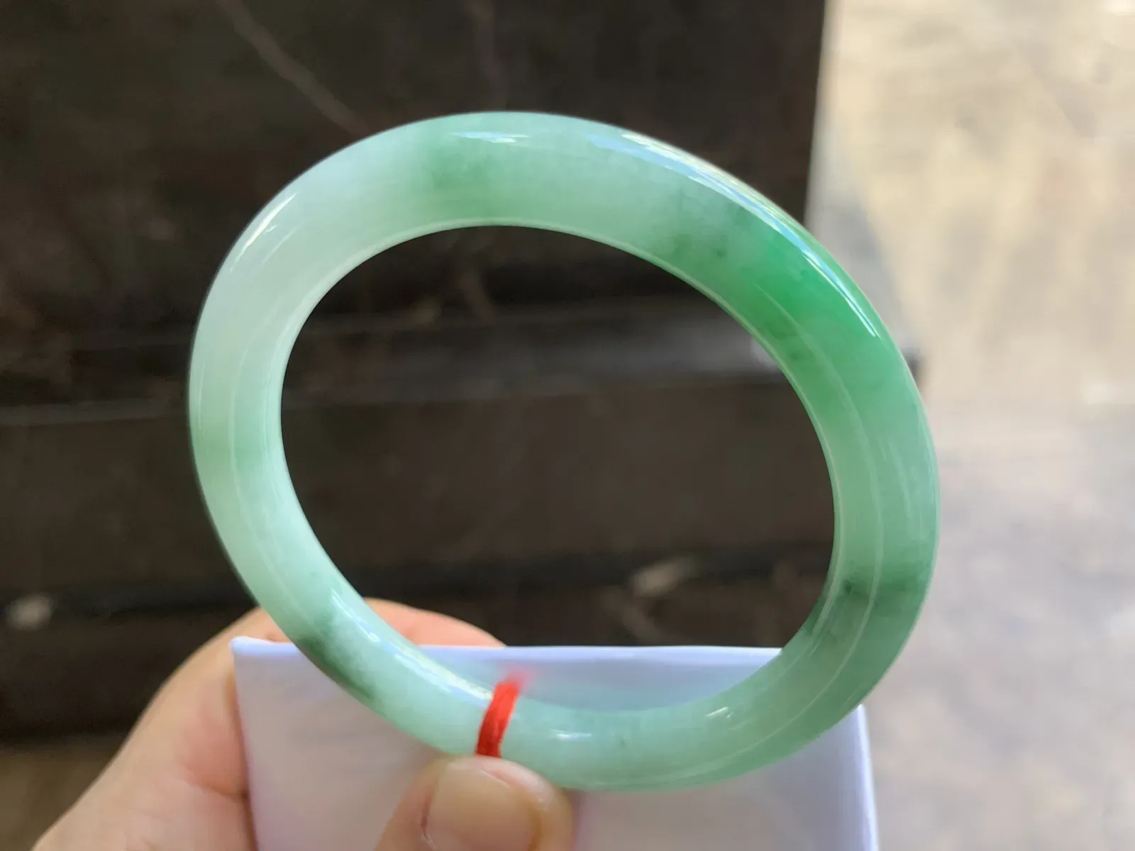 55-8.8mm
带色圆条手镯 肚子细腻 颜色漂亮 推荐