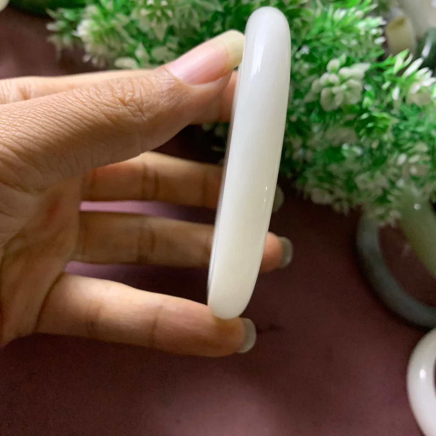 【超低价放楼】63.5圈口和田玉白玉宽条手镯【挽间柔情】，镯型古朴典雅。在诗情画意的雨巷相遇，你是我腕间的一抹风情，有你眸有深情.清风荡漾湖间静水，我愿俯身低眉，在烟波涟漪处寻你