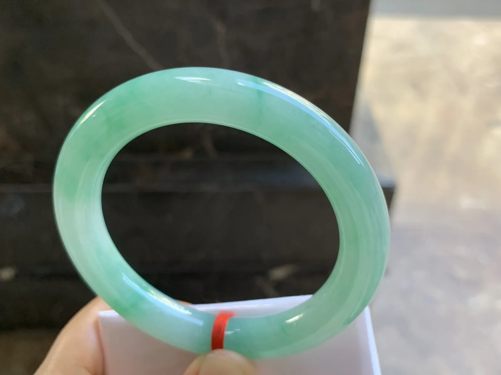 56.5-10.5mm
带色圆条手镯 底子细腻 颜色漂亮  性价比推荐