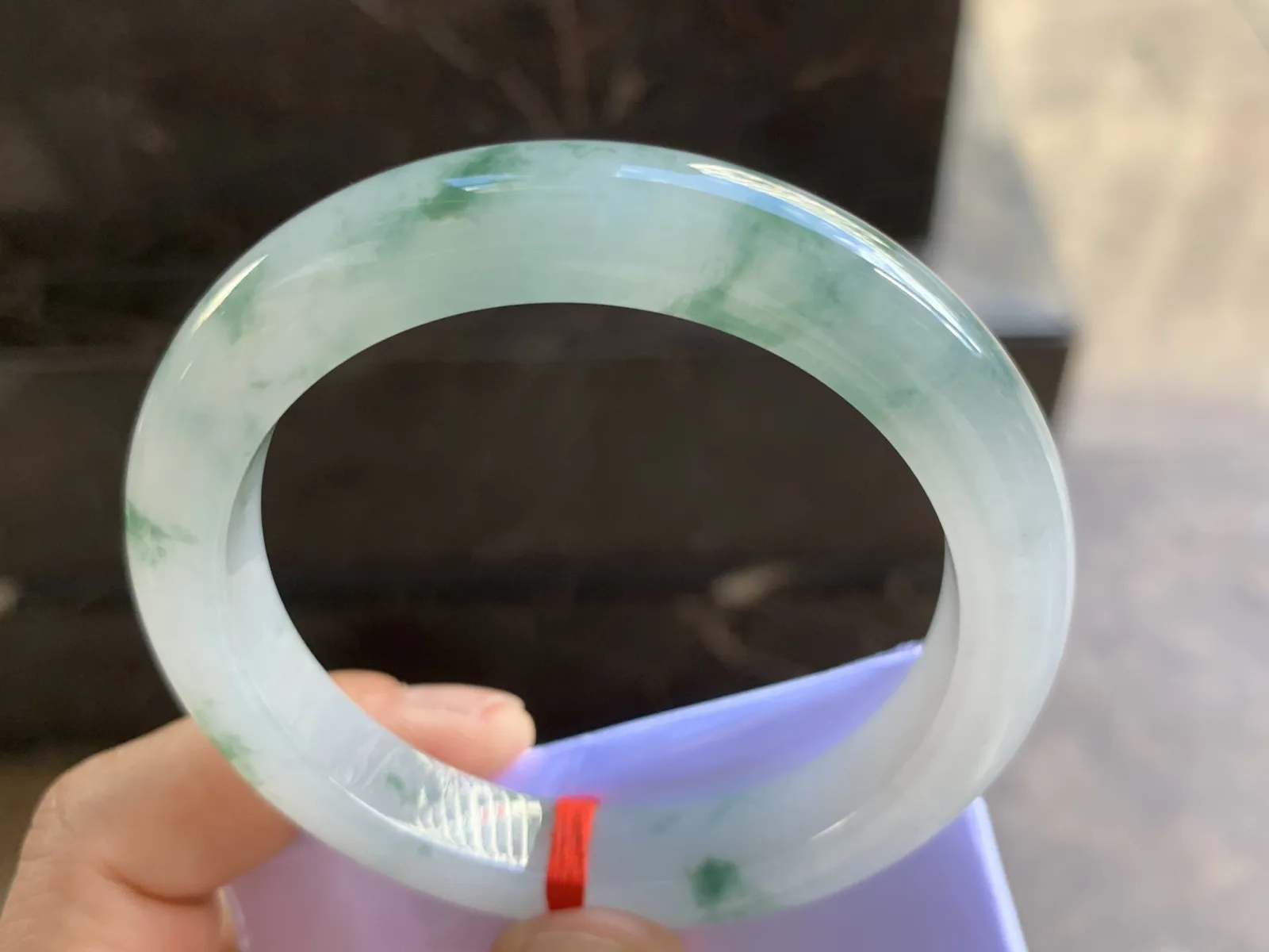 55.5-10.4-9mm
冰种飘花手镯 水润光泽 花色灵动清爽