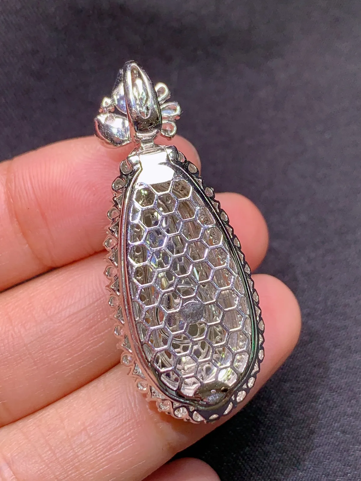 阳绿福豆四季豆吊坠，18k金钻镶嵌，色泽鲜阳，水润细腻，整体尺寸42.2*17.3*12.8