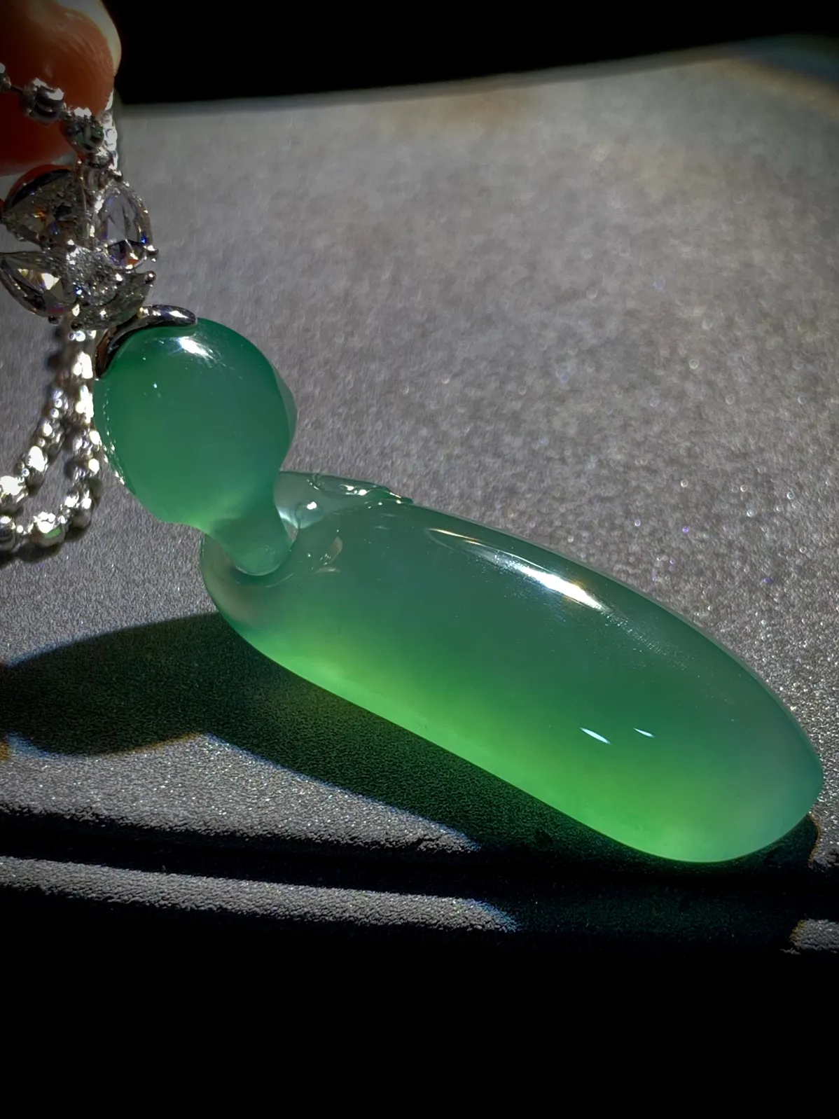 特色精品翡翠福瓜，裸石42.5-12-6.8mm，
18K金，南非钻，6.3g，