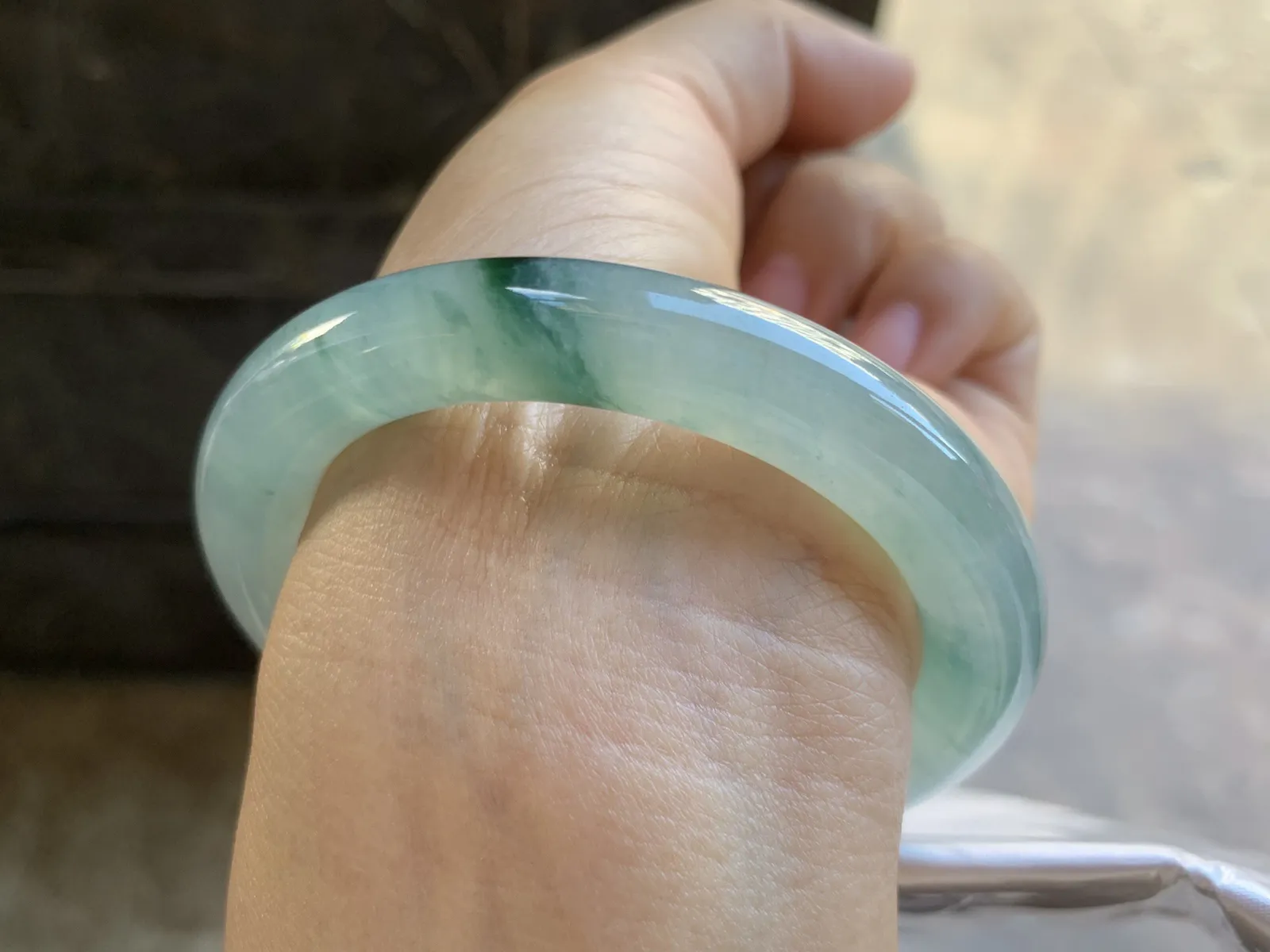 53-9.8mm
冰种飘花圆条手镯 水润光泽 花色漂亮