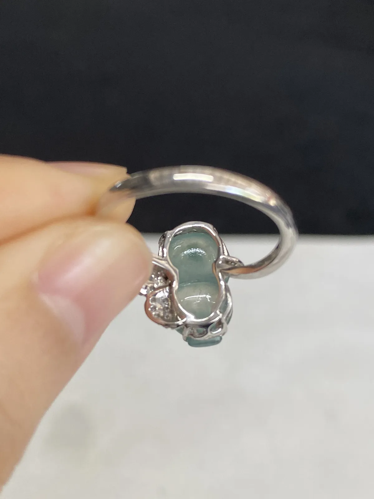 翡翠女戒，伴钻石