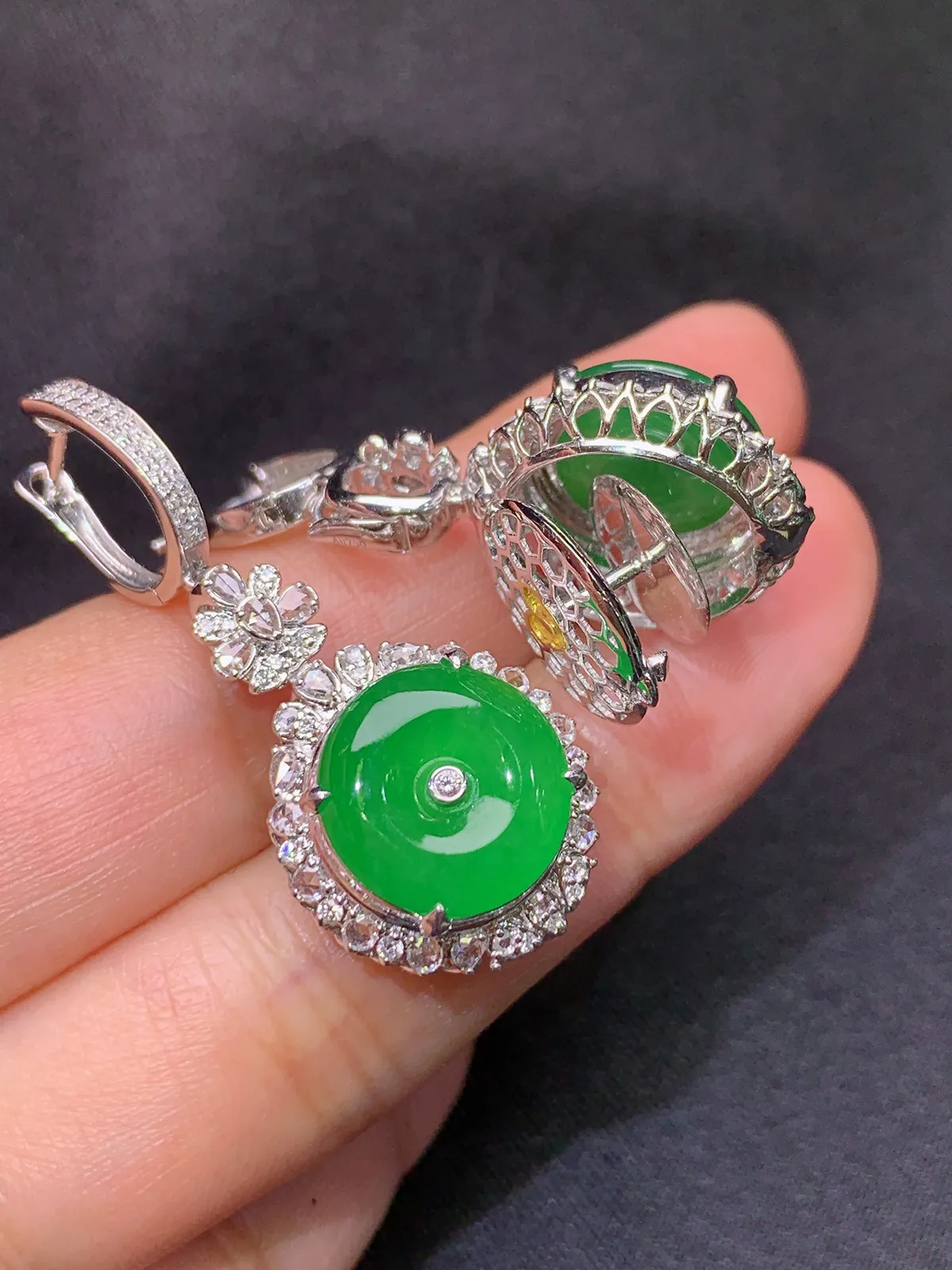 18k金钻镶嵌阳绿绿平安扣耳坠吊坠两用款 玉质细腻 高贵大方 其一尺寸12*2