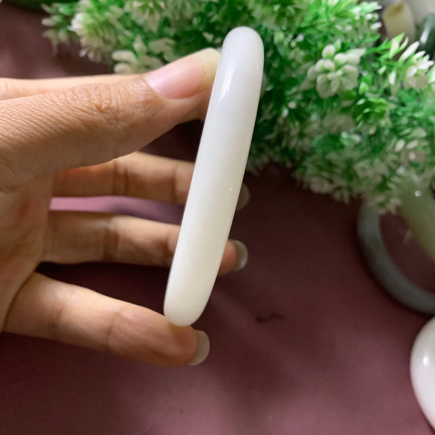 【超低价放楼】63.5圈口和田玉白玉宽条手镯【挽间柔情】，镯型古朴典雅。在诗情画意的雨巷相遇，你是我腕间的一抹风情，有你眸有深情.清风荡漾湖间静水，我愿俯身低眉，在烟波涟漪处寻你