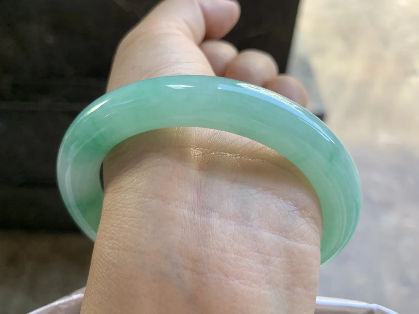 56.5-10.5mm
带色圆条手镯 底子细腻 颜色漂亮  性价比推荐