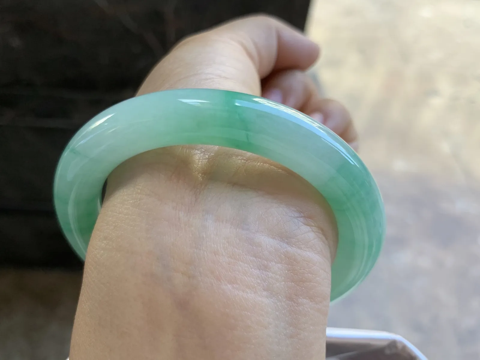 56.5-10.5mm
带色圆条手镯 底子细腻 颜色漂亮  性价比推荐