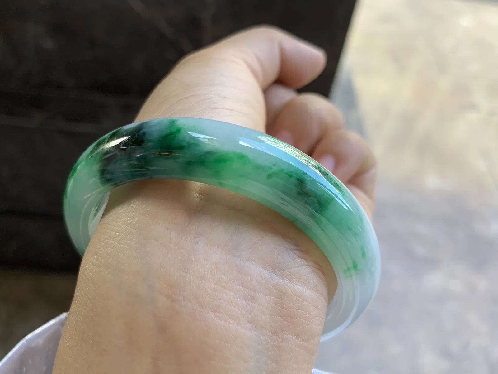 57-13.2-8.3mm
带色手镯 底子细腻 颜色辣绿 上手漂亮 推荐