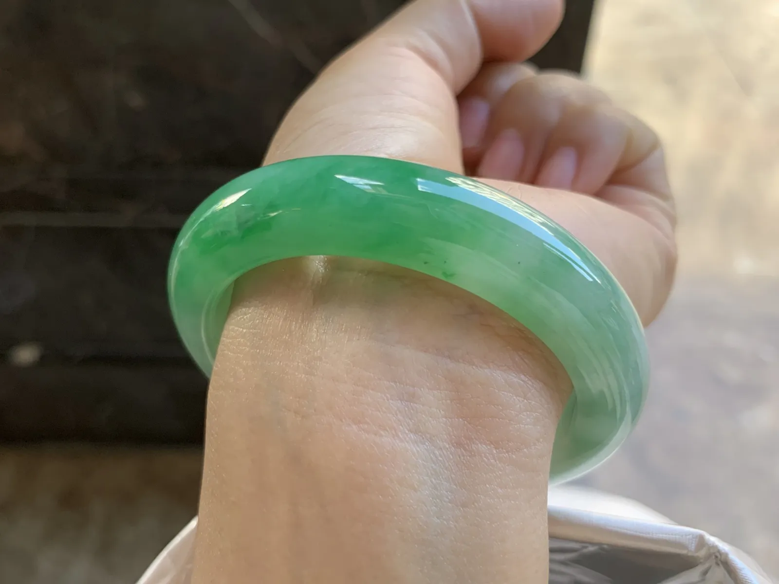 54-12.5-9.3mm
带色手镯 底子细腻 颜色漂亮 上手大气