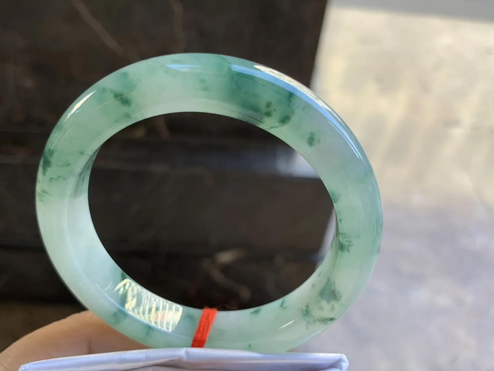 58.5-13-9.7mm
冰种飘花手镯 底子细腻 花色漂亮