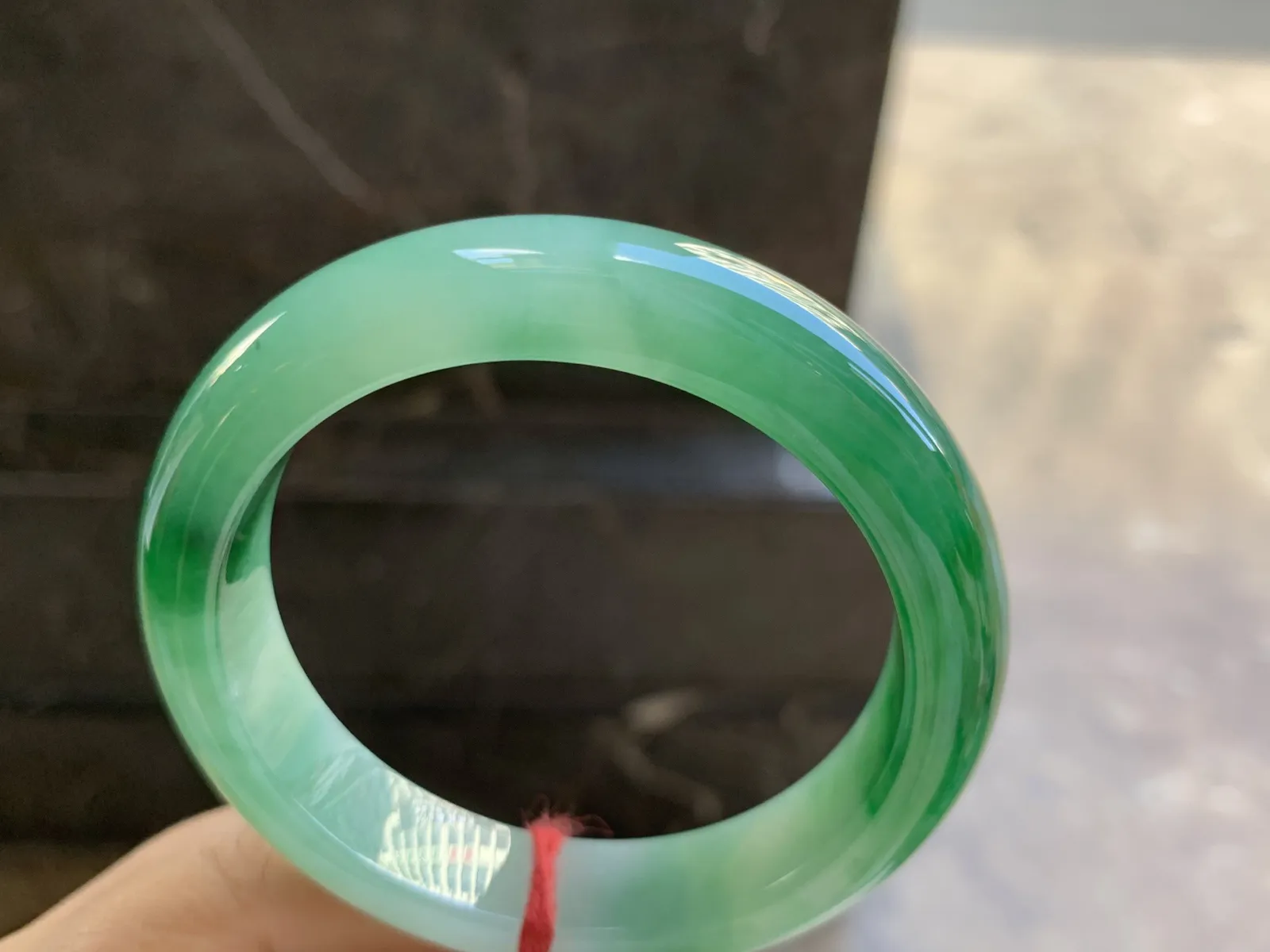 55-12.6-8.7mm
辣绿色手镯 底子细腻 颜色浓郁辣绿 推荐