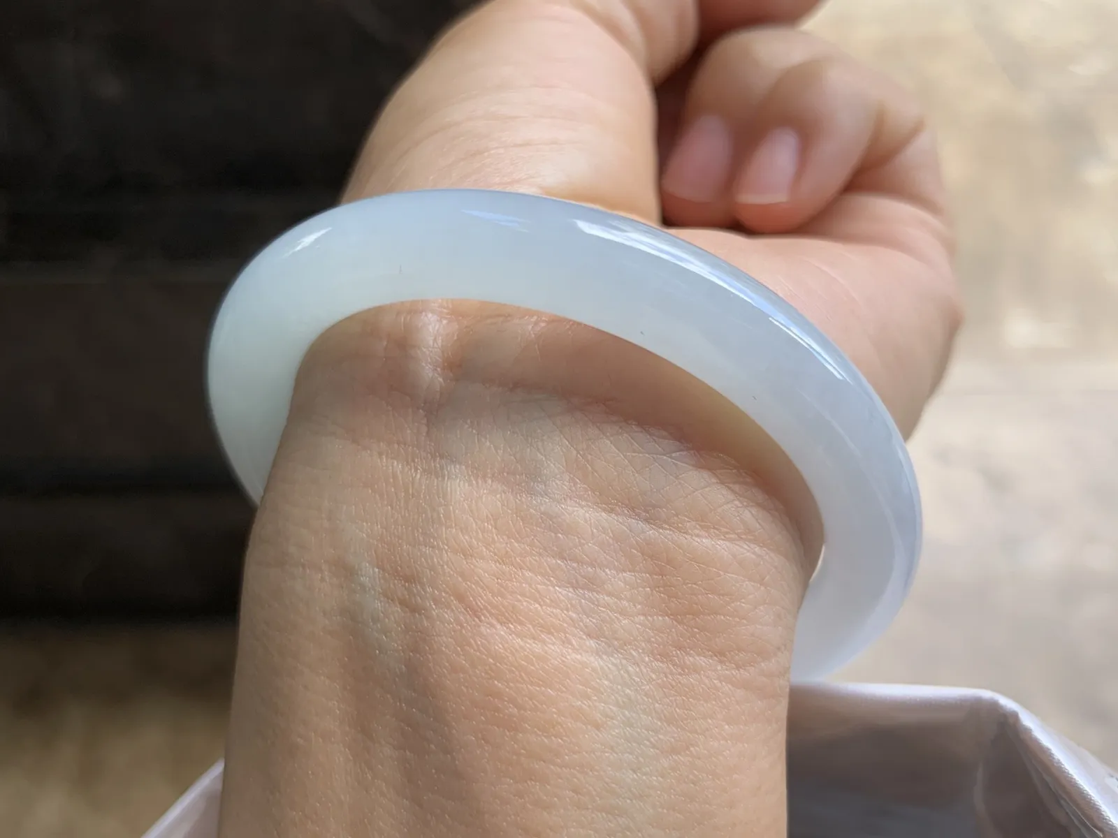 53.5-8.4mm
糯冰圆条手镯 底子细腻 水润 干净