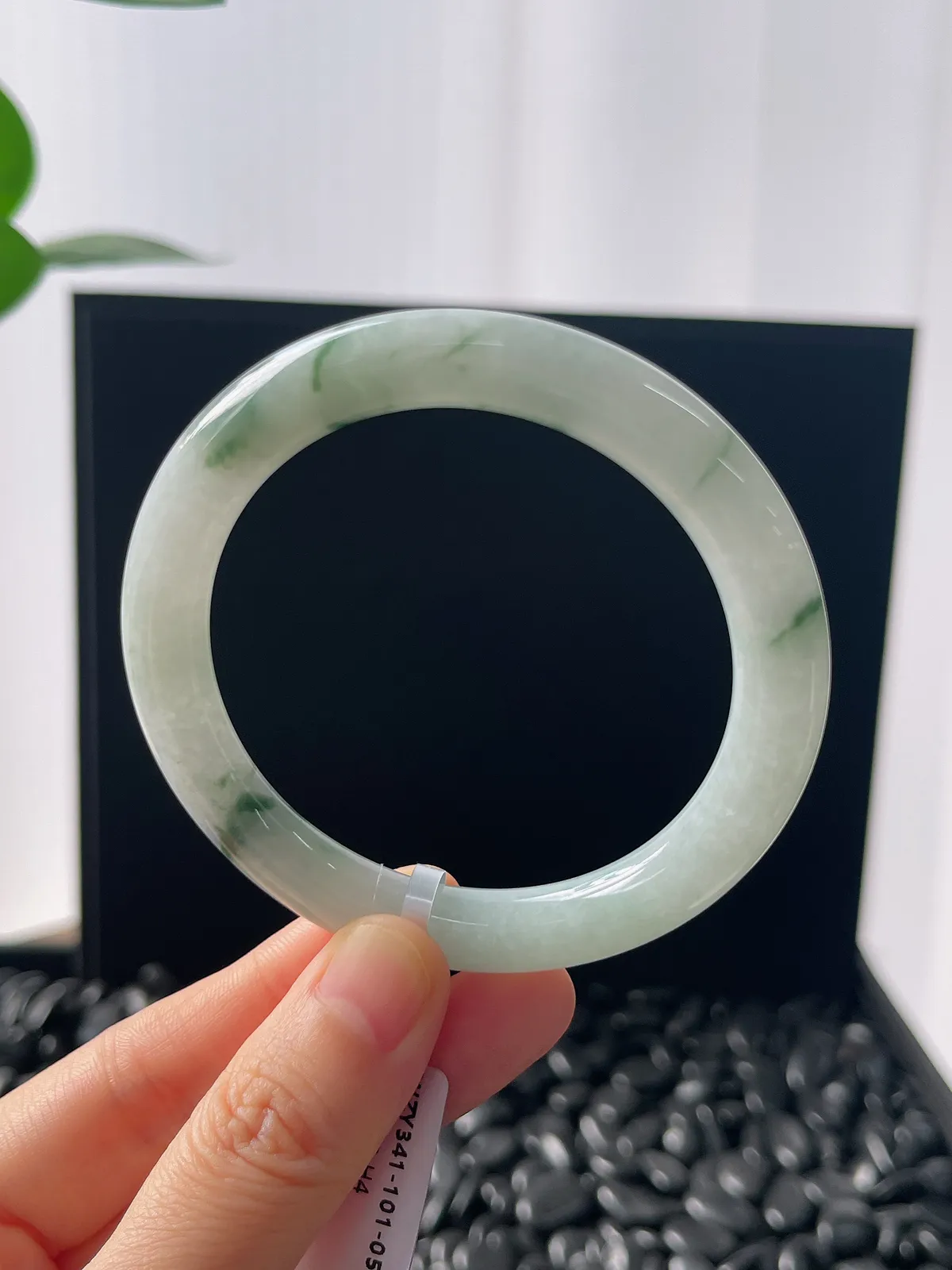 圆镯53.4圈口，翡翠糯化种飘花手镯