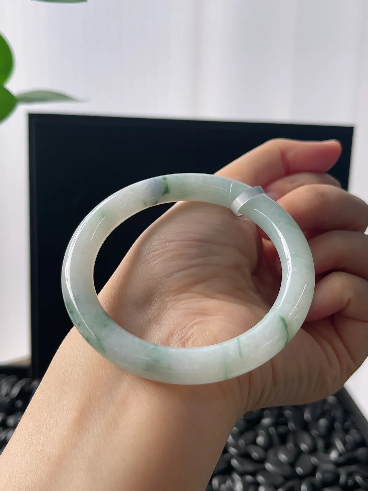 圆镯53.4圈口，翡翠糯化种飘花手镯