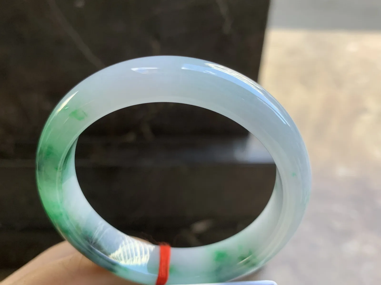 57-13.2-8.3mm
带色手镯 底子细腻 颜色辣绿 上手漂亮 推荐