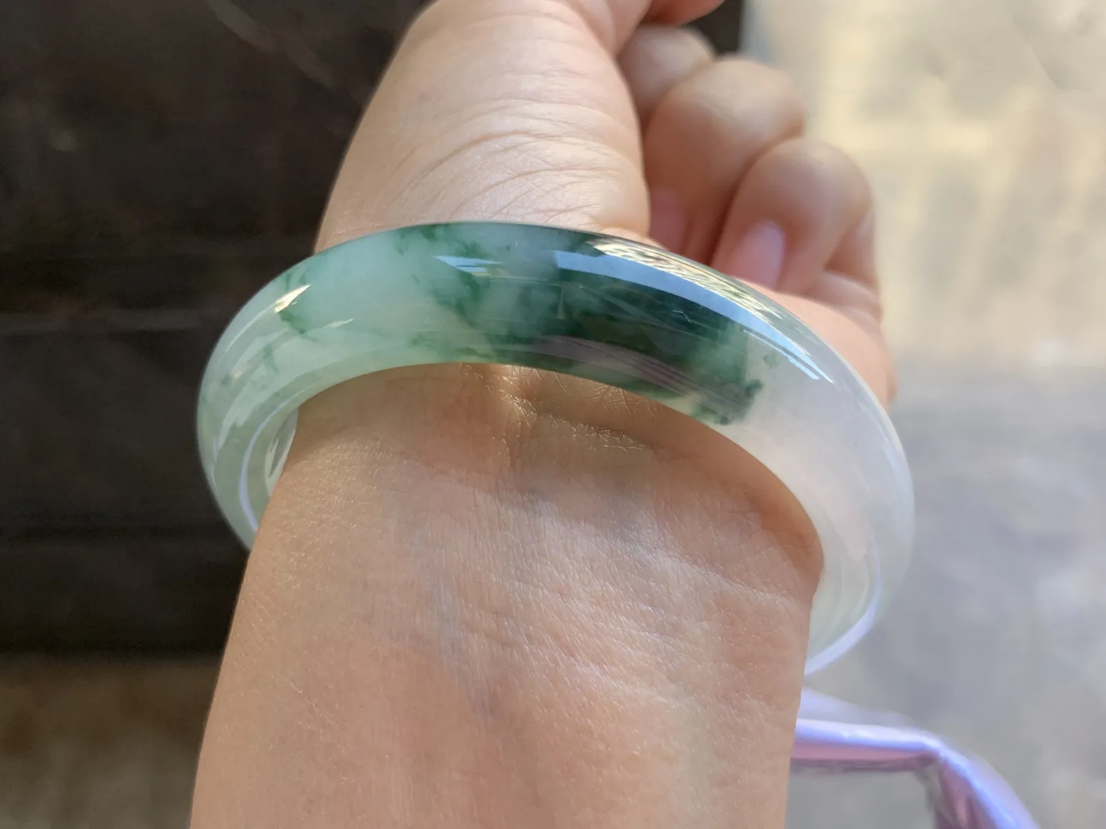 54-12.4-8mm
冰种飘花手镯 水润光泽 花色漂亮