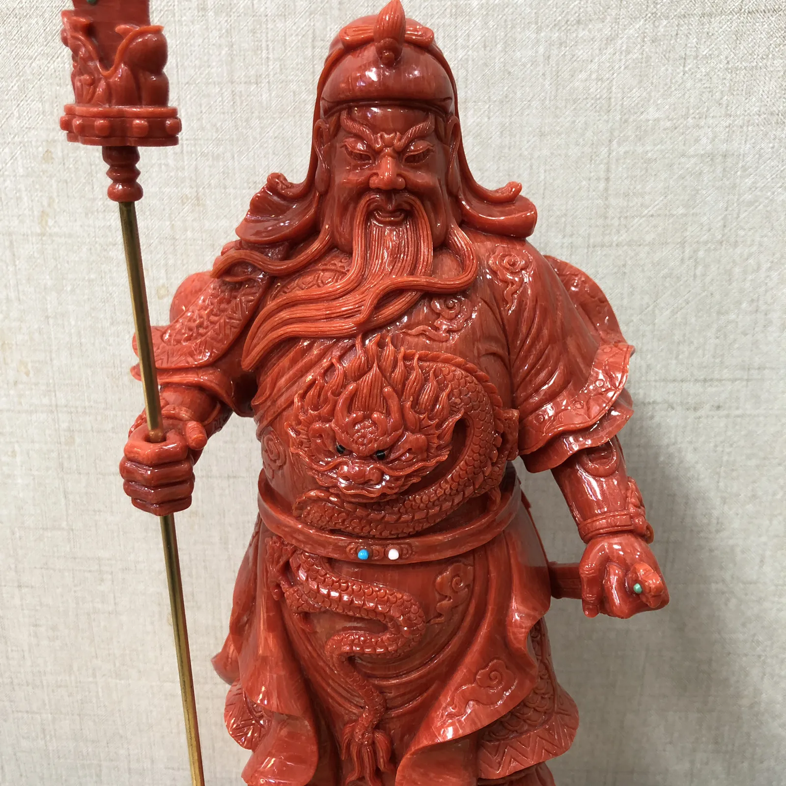 【红珊瑚关公大摆件】精选意大利产地，沙丁材料红珊瑚，台湾拼接工艺，精雕细镂，底部有开孔可藏经文，真正的大师作品，高36.5厘米宽12厘米，厚10厘米，重量2228.8克！收藏供奉价值高，静候有缘人！