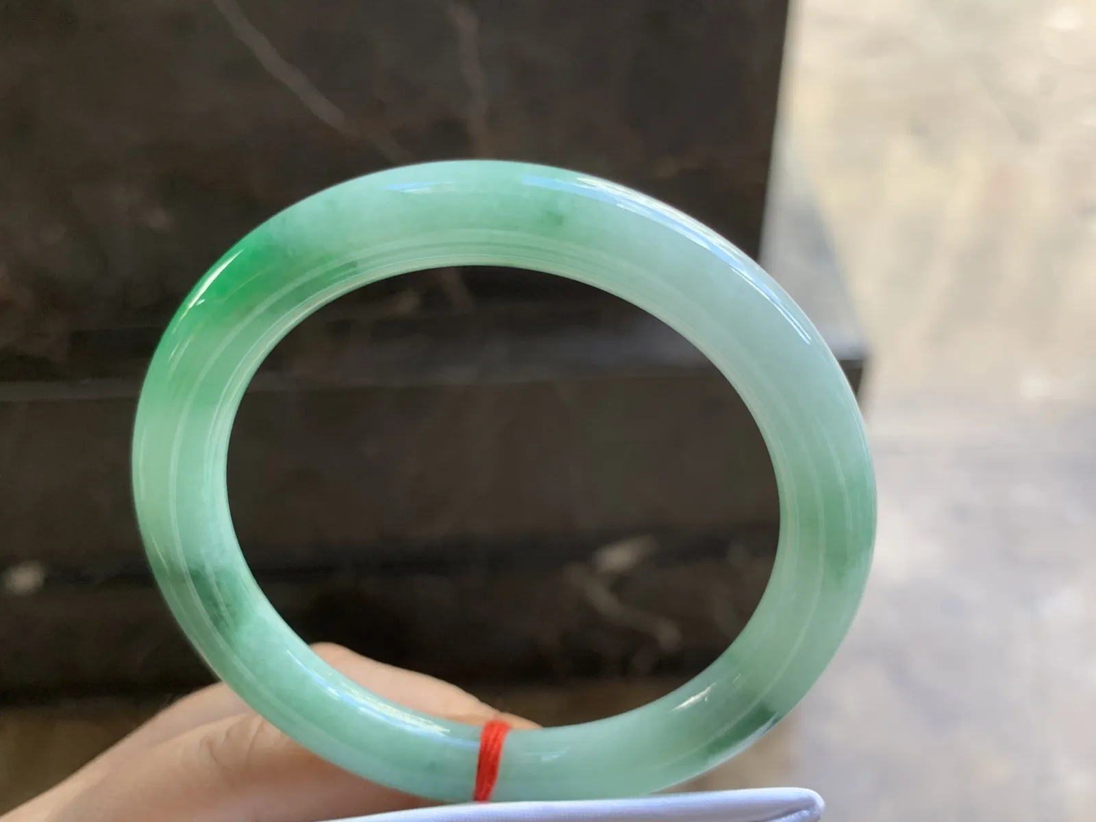 55-8.8mm
带色圆条手镯 肚子细腻 颜色漂亮 推荐