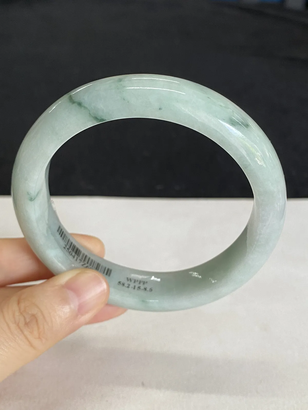 正圈58.2圈口，翡翠糯化种淡绿色手镯