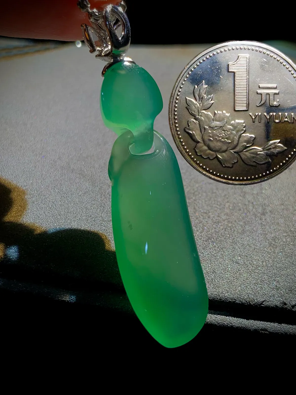 特色精品翡翠福瓜，裸石42.5-12-6.8mm，
18K金，南非钻，6.3g，