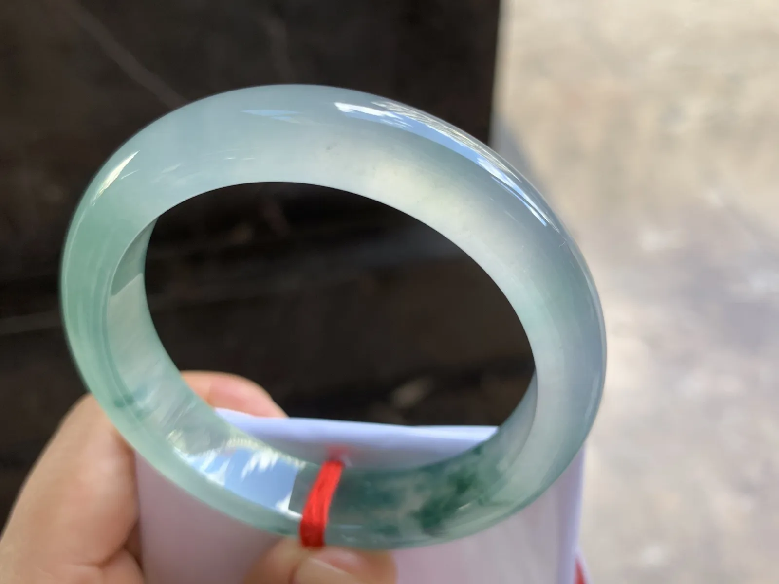 55-12.5-8.5mm
冰种飘花手镯 冰透起光 花色漂亮 韵味悠长