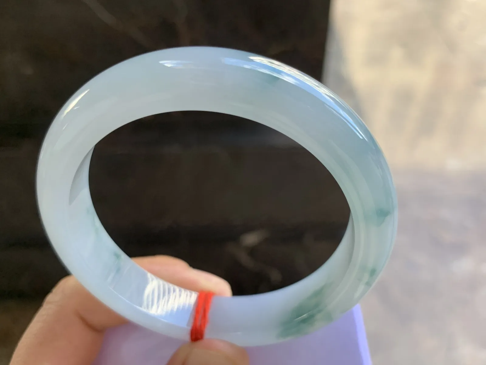 53-10mm
春色撒金圆条手镯 底子细腻 颜色漂亮 特色推荐