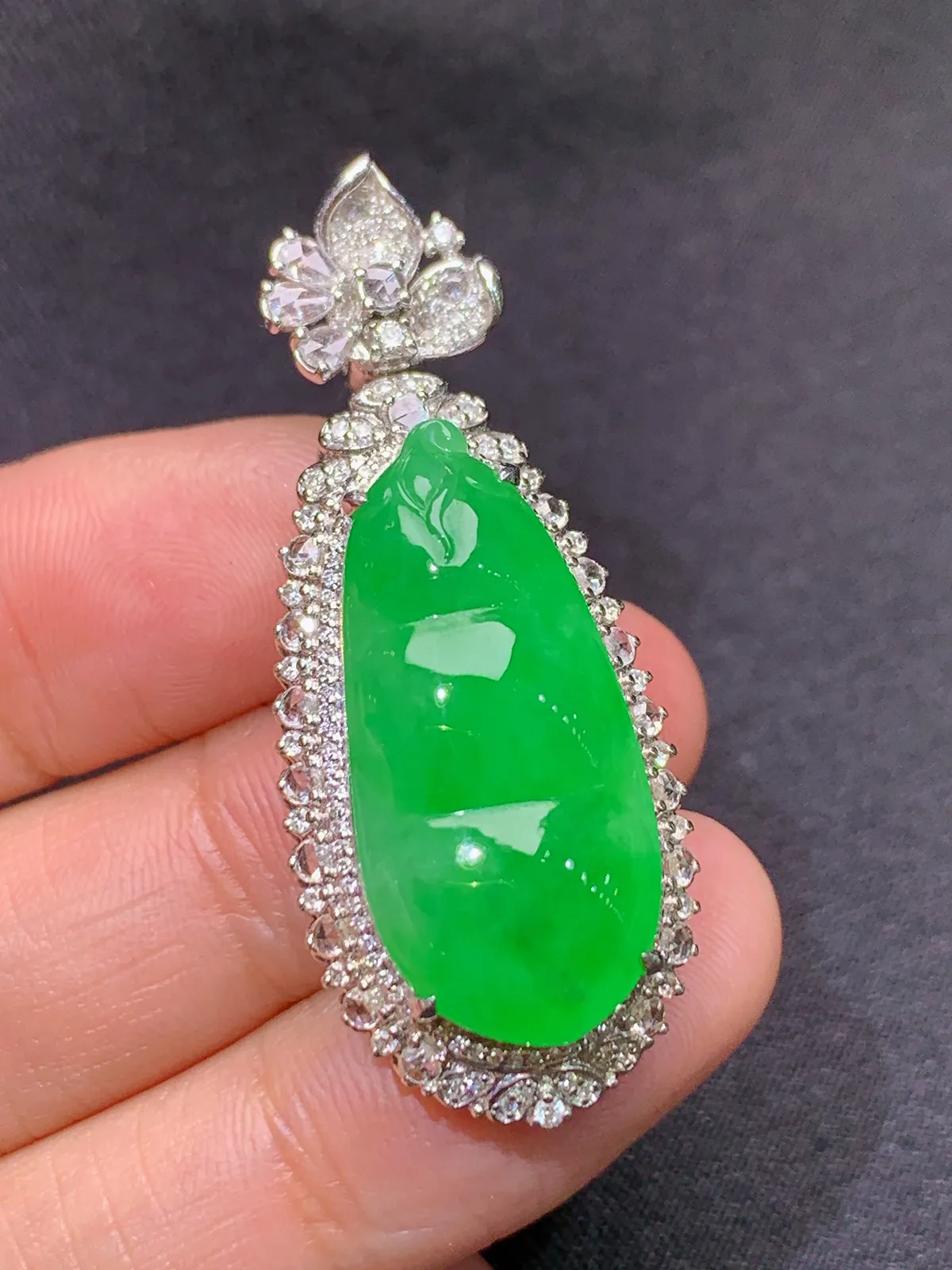 阳绿福豆四季豆吊坠，18k金钻镶嵌，色泽鲜阳，水润细腻，整体尺寸42.2*17.3*12.8