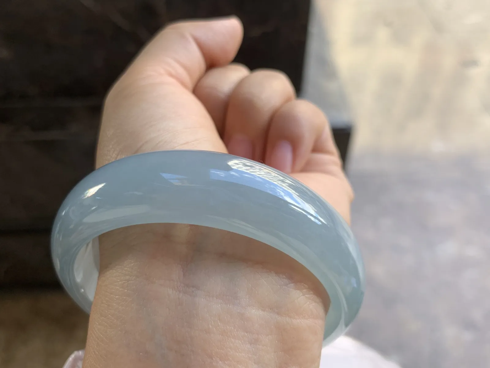 59-17.3-7.7mm
糯冰带底色宽版手镯 种好水润 宽版大气