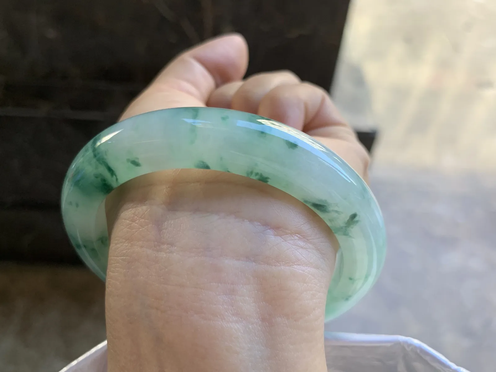 58.5-13-9.7mm
冰种飘花手镯 底子细腻 花色漂亮