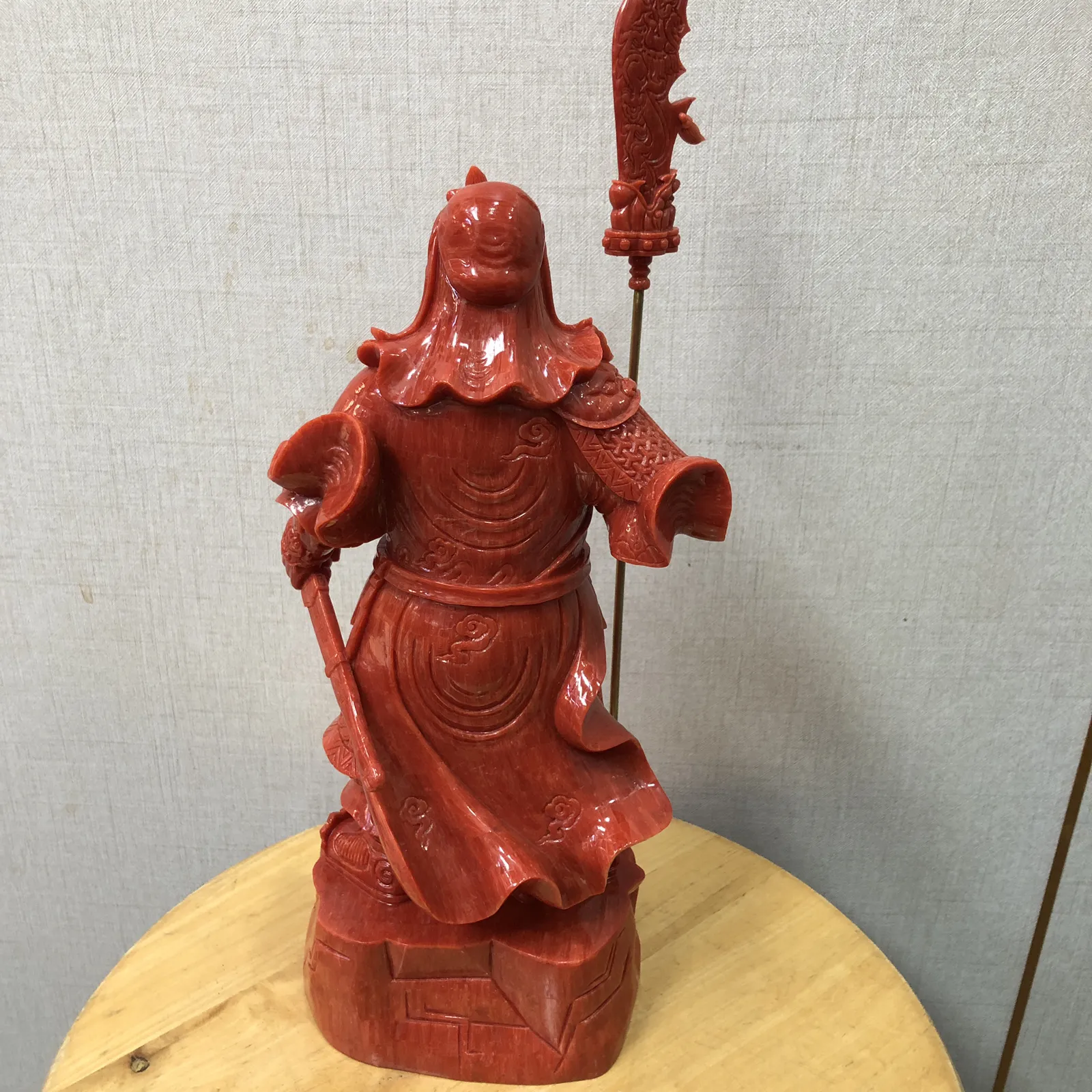 【红珊瑚关公大摆件】精选意大利产地，沙丁材料红珊瑚，台湾拼接工艺，精雕细镂，底部有开孔可藏经文，真正的大师作品，高36.5厘米宽12厘米，厚10厘米，重量2228.8克！收藏供奉价值高，静候有缘人！