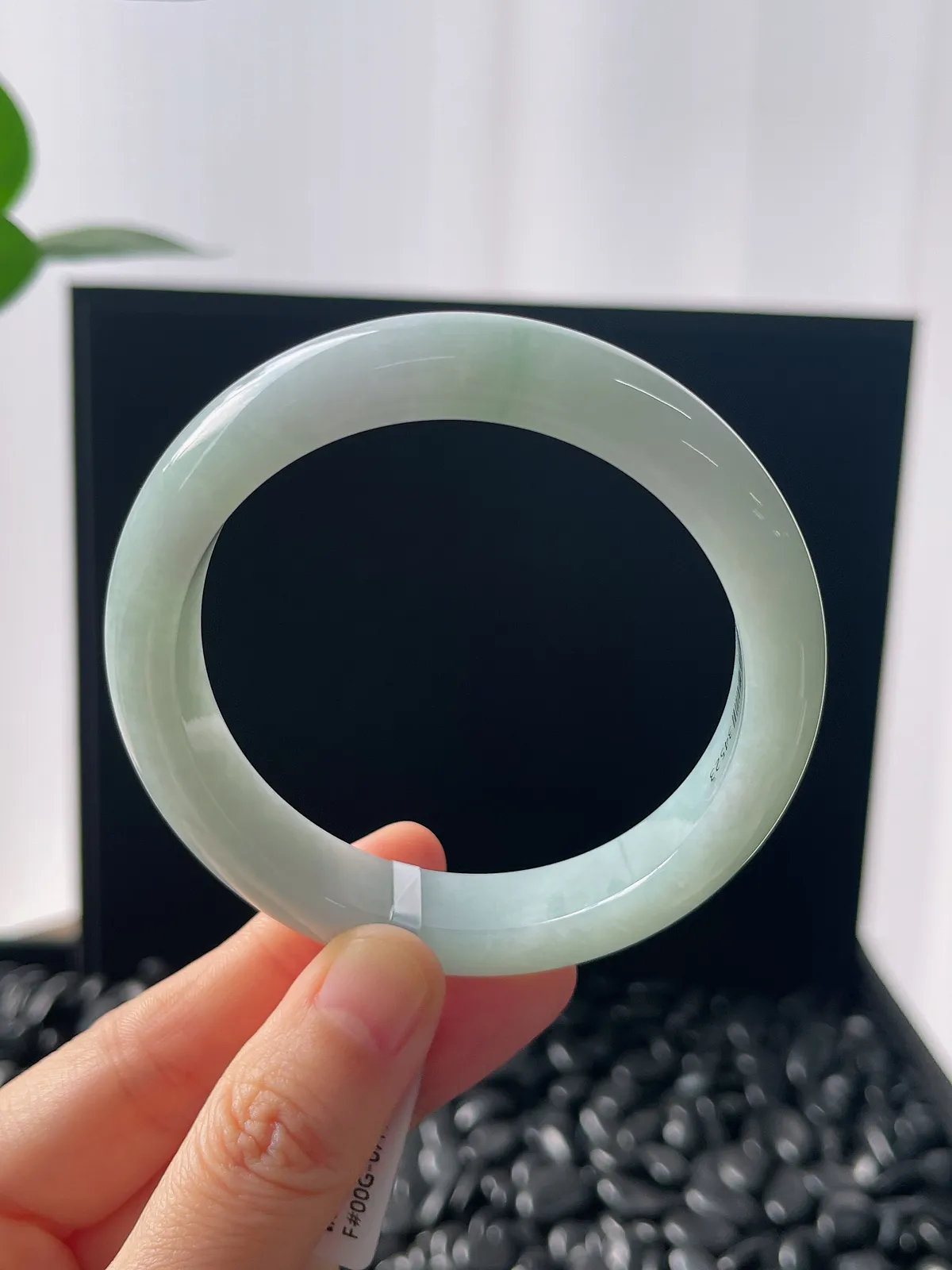 正圈56.8圈口，翡翠糯化种浅绿色手镯