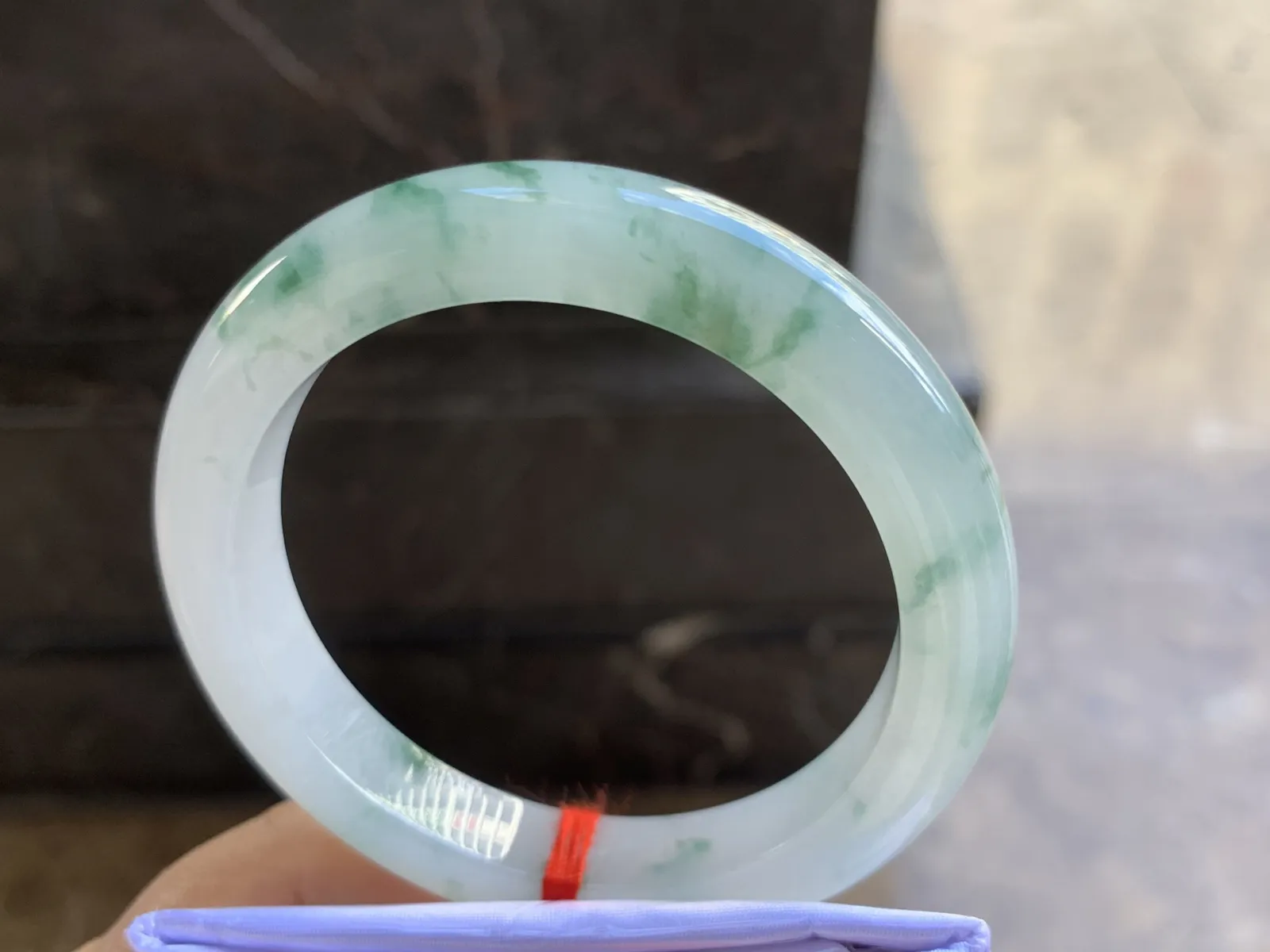 55.5-10.4-9mm
冰种飘花手镯 水润光泽 花色灵动清爽