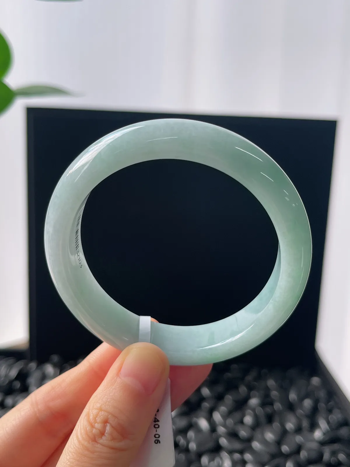 正圈54.6圈口，翡翠糯化种淡绿色手镯