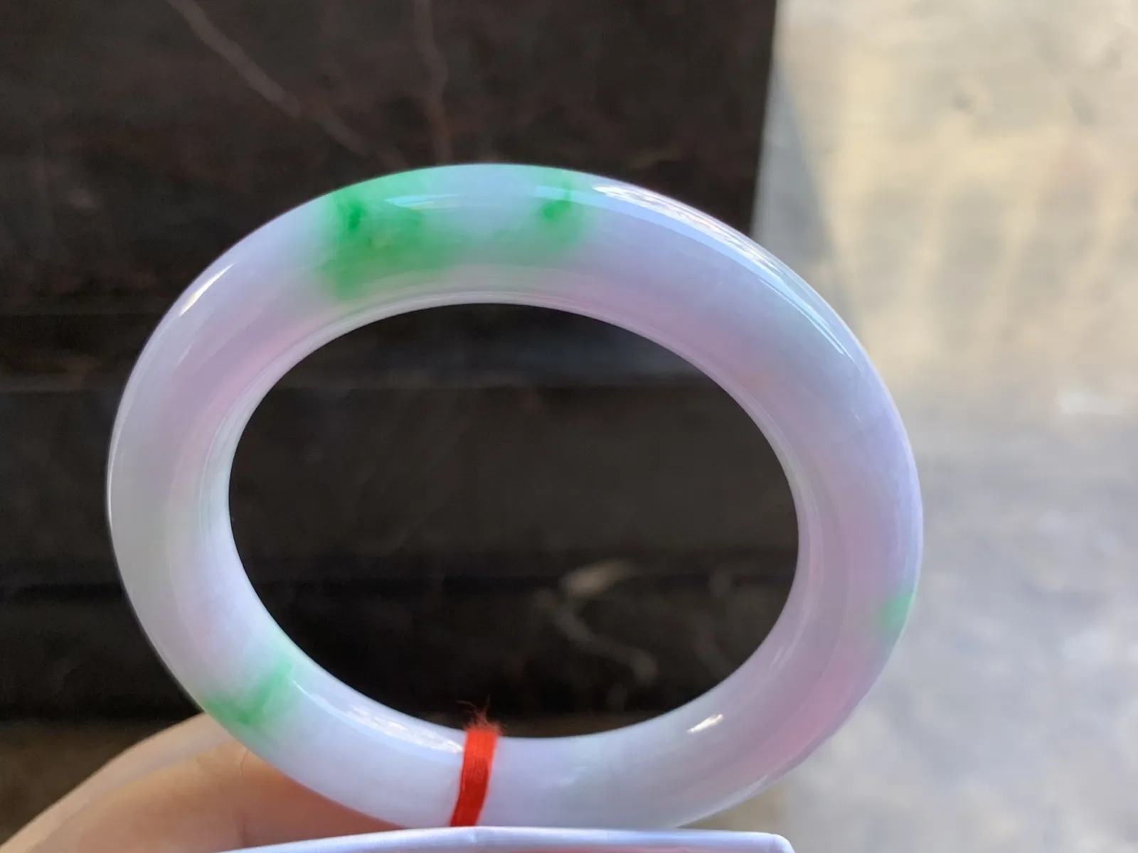 58-11.8mm
春彩圆条手镯 底子细腻 颜色漂亮 推荐