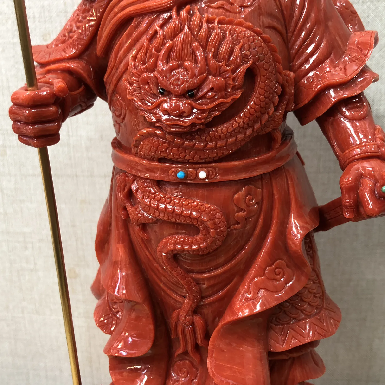 【红珊瑚关公大摆件】精选意大利产地，沙丁材料红珊瑚，台湾拼接工艺，精雕细镂，底部有开孔可藏经文，真正的大师作品，高36.5厘米宽12厘米，厚10厘米，重量2228.8克！收藏供奉价值高，静候有缘人！