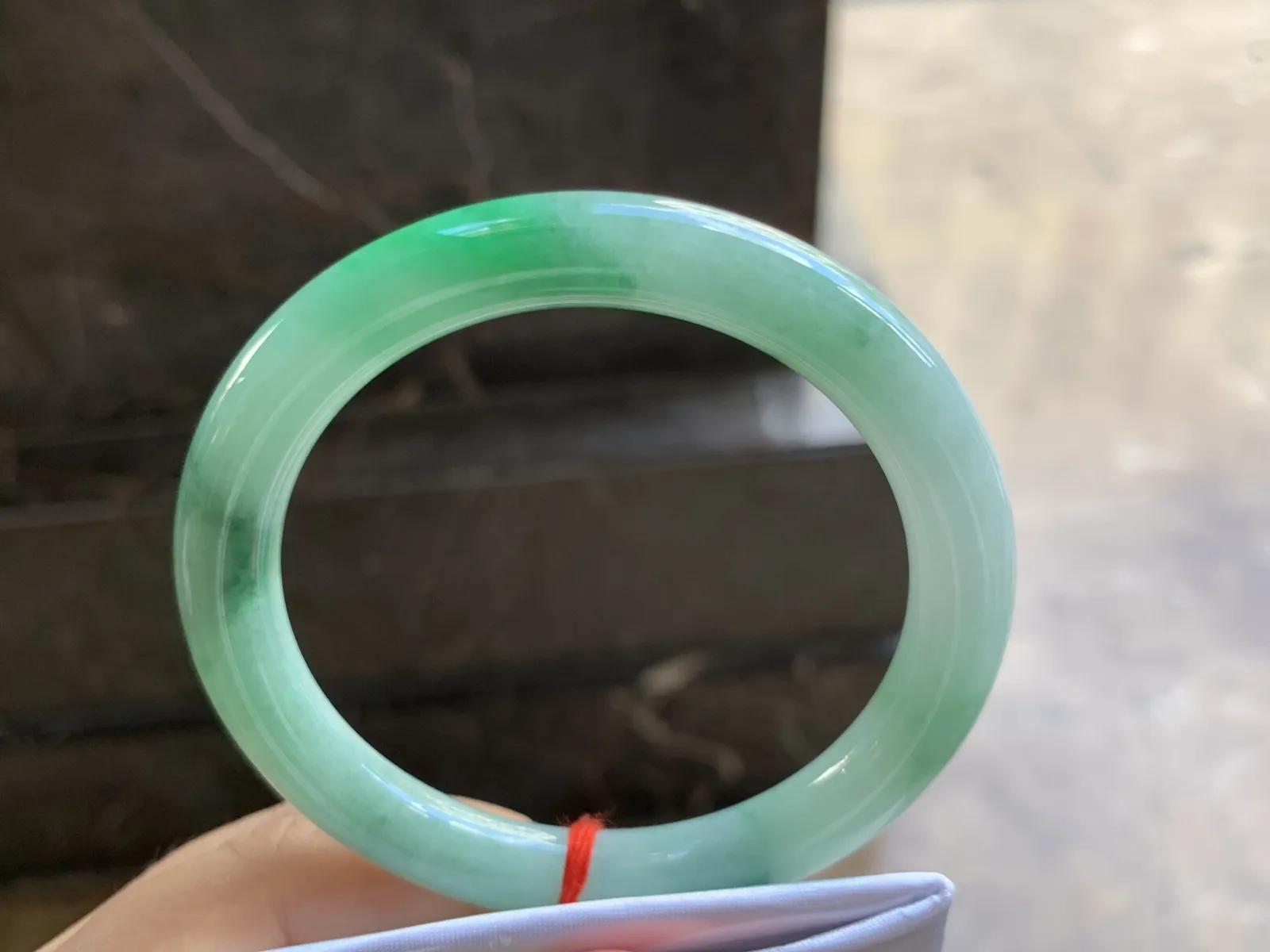 55-8.8mm
带色圆条手镯 肚子细腻 颜色漂亮 推荐