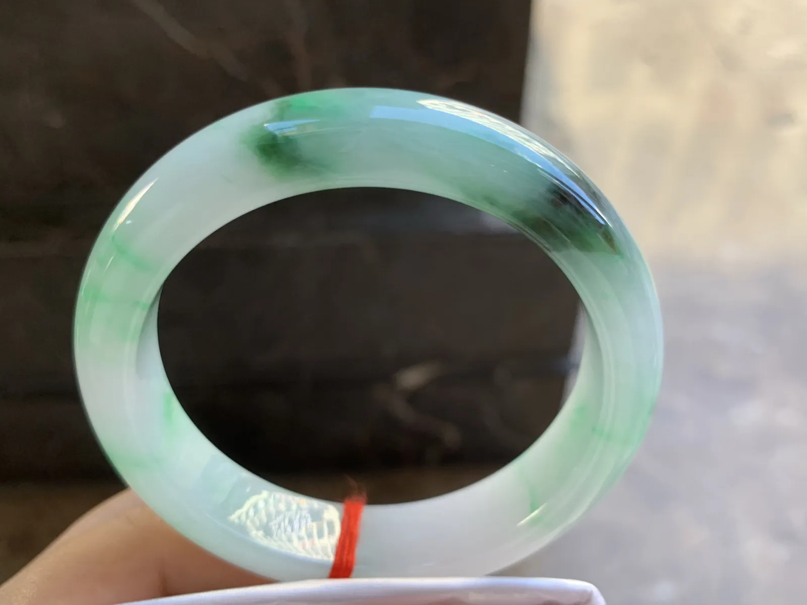 56.5-13.5-8.8mm
带色手镯 底子细腻 颜色漂亮 推荐