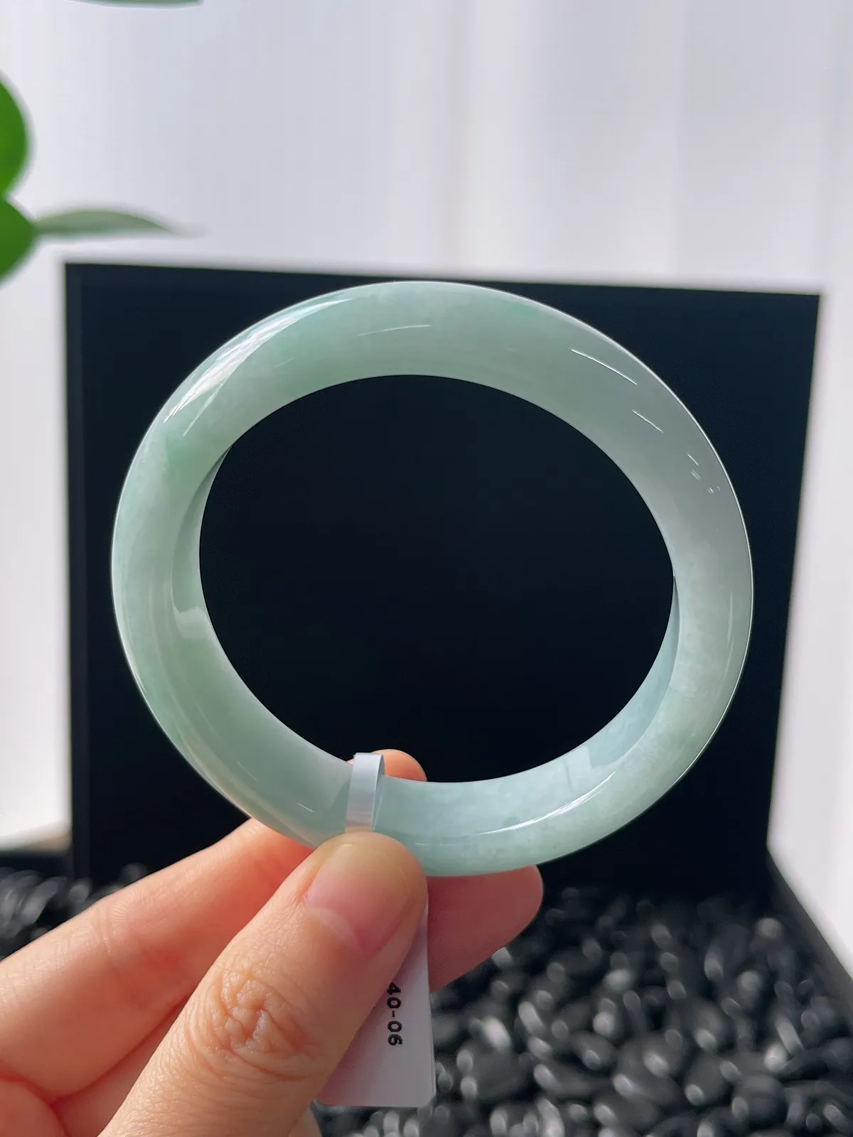 正圈54.6圈口，翡翠糯化种淡绿色手镯