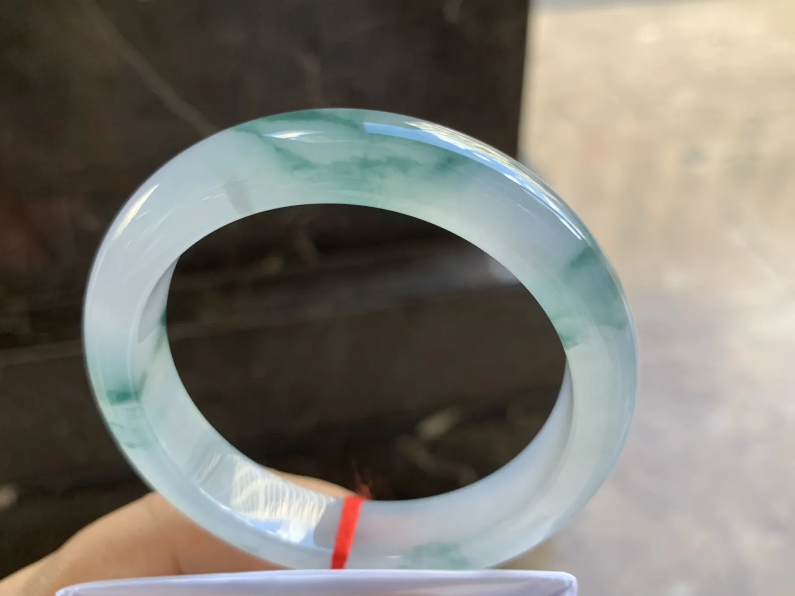 56-12-8.6mm
冰种飘花手镯 水润光泽 花色灵动漂亮