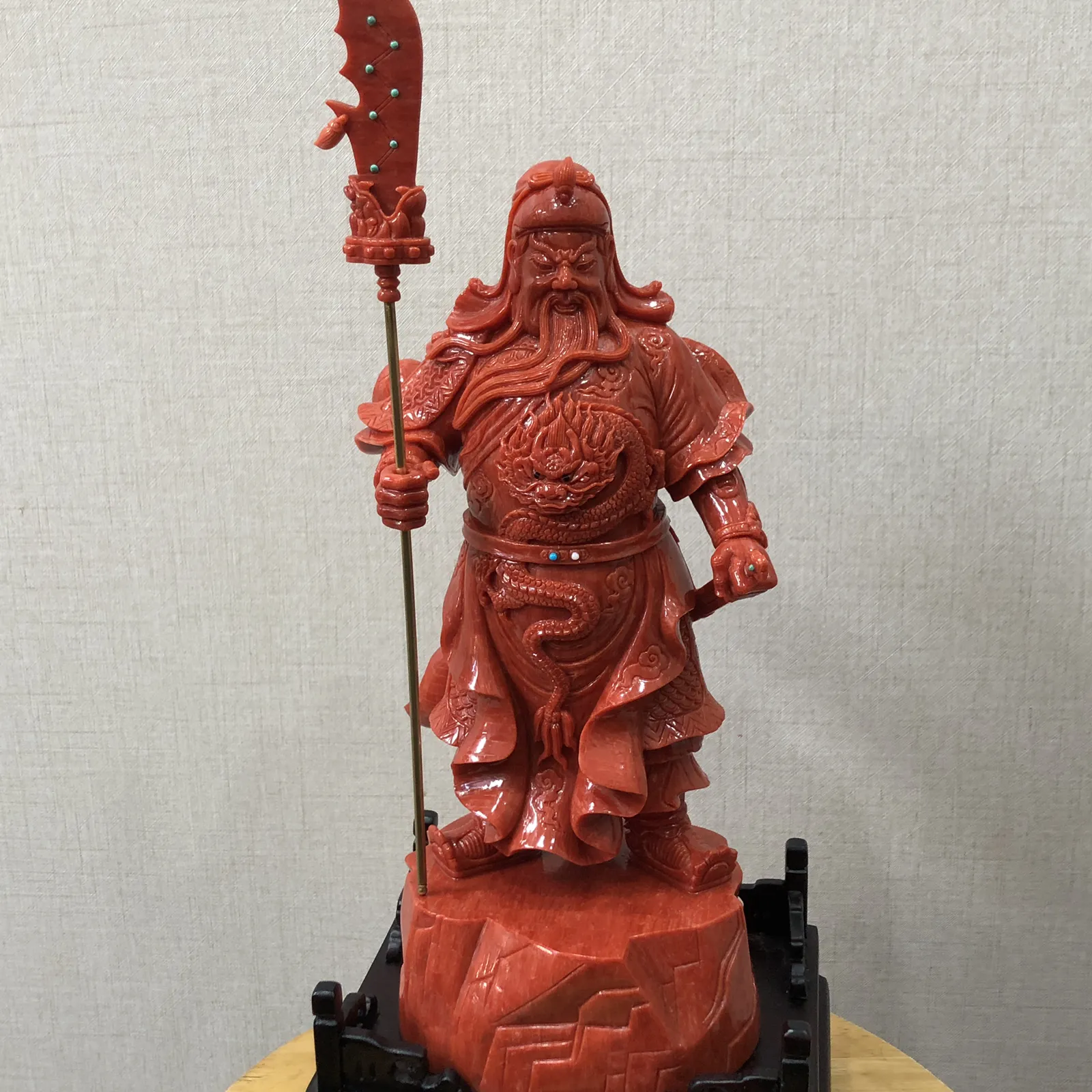 【红珊瑚关公大摆件】精选意大利产地，沙丁材料红珊瑚，台湾拼接工艺，精雕细镂，底部有开孔可藏经文，真正