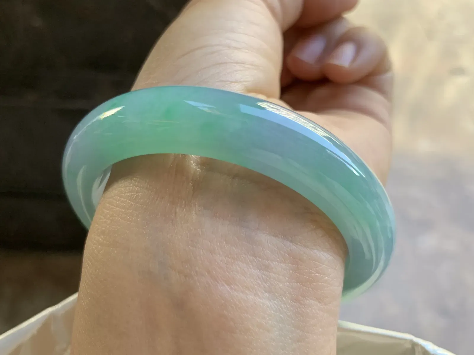 55.5-12-8.7mm
春彩手镯 底子细腻 颜色漂亮  推荐