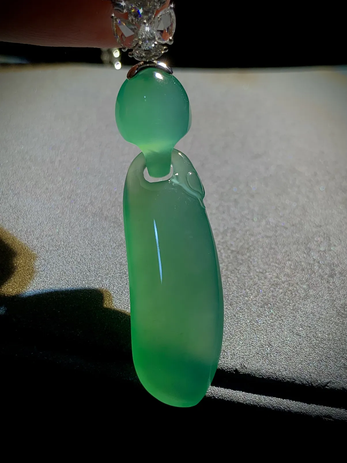 特色精品翡翠福瓜，裸石42.5-12-6.8mm，
18K金，南非钻，6.3g，